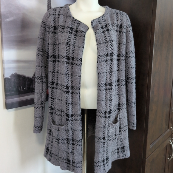 Elegant Gray Plaid Women's Cardigan - Picture 2 of 7